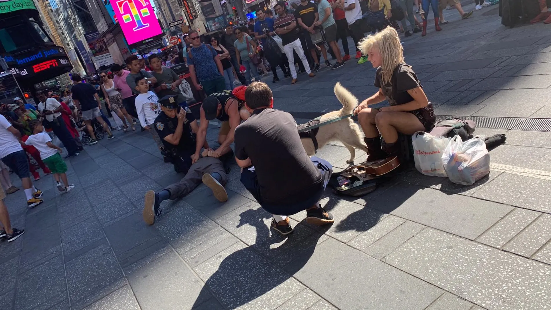 Las miles de personas que se congregaban en la plaza aplaudieron la intervención del policía español