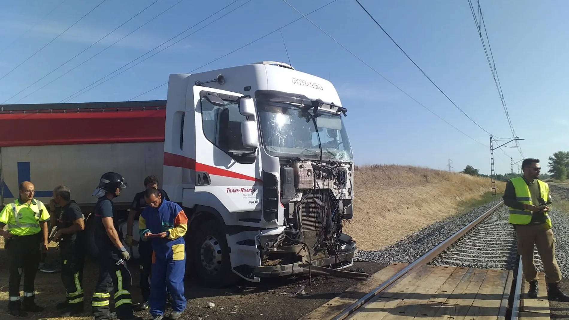 Un camión colisiona con un tren en Husillos (Palencia)