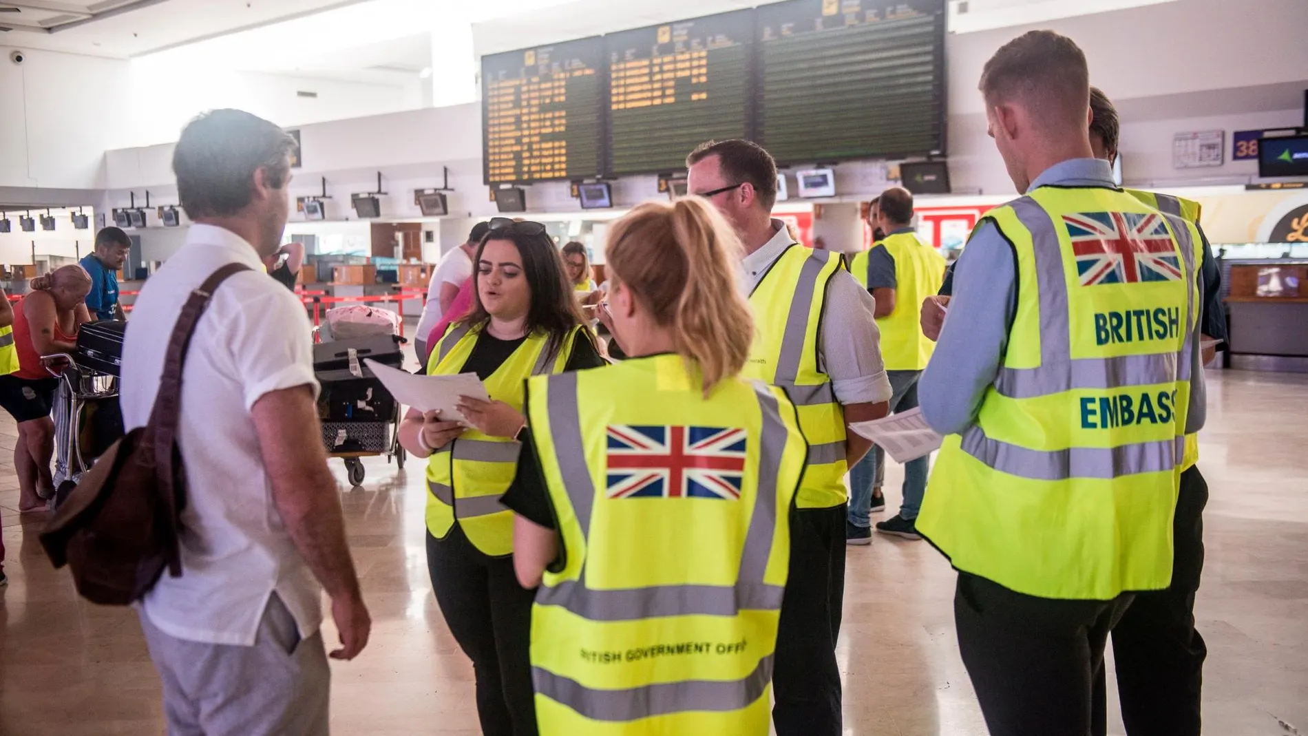 Pasajeros de la aerolínea Thomas Cook en el Aeropuerto César Manrique de Lanzarote son atendidos por personal de la embajada británica/Efe