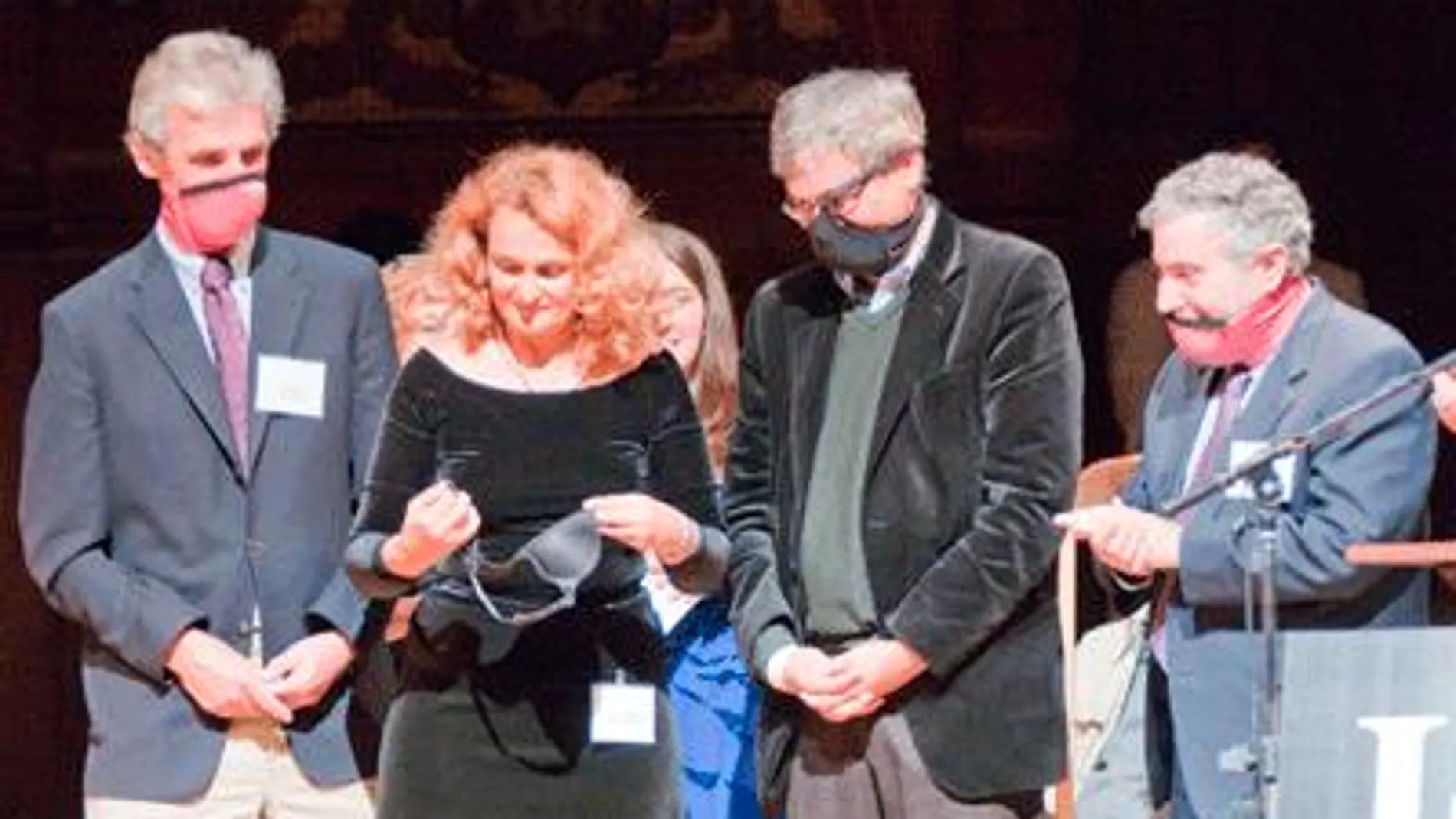 La ganadora del Premio Nobel Ig Dra. Elena Bodnar demuestra su invento (un sujetador que se puede convertir rápidamente en un par de máscaras protectoras ) con la ayuda de los premios Nobel Wolfgang Ketterle (izquierda), Orhan Pamuk y Paul Krugman (derecha), en la ceremonia de 2009