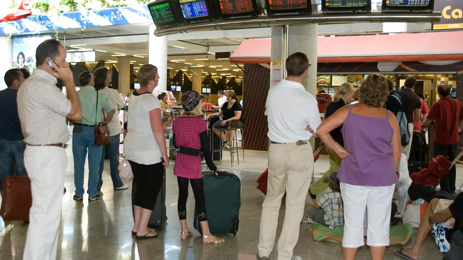 Pasajeros en el aeropuerto de Palma de Mallorca / Foto: Efe