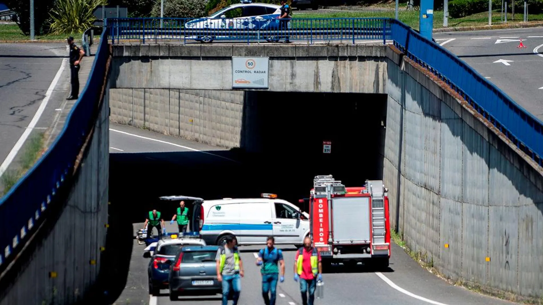 Efectivos de emergencias acuden al lugar donde dos personas han fallecido / Foto: Efe