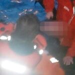 Dos miembros del servicio de rescate marítimo noruego suben al español accidentado a bordo de la lancha de salvamento.