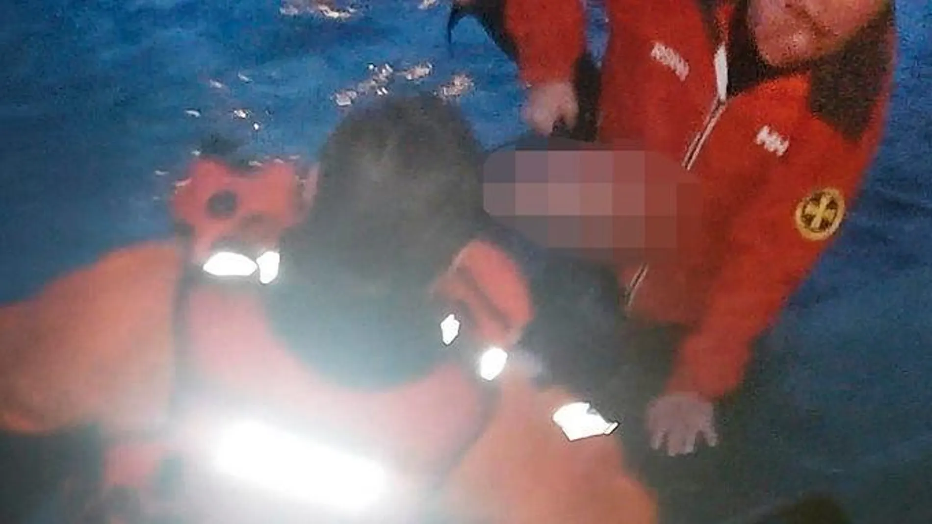 Dos miembros del servicio de rescate marítimo noruego suben al español accidentado a bordo de la lancha de salvamento.