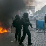 Policías, durante los disturbios hoy en los Campos Elíseos de París. (AP Photo/Rafael Yaghobzadeh)