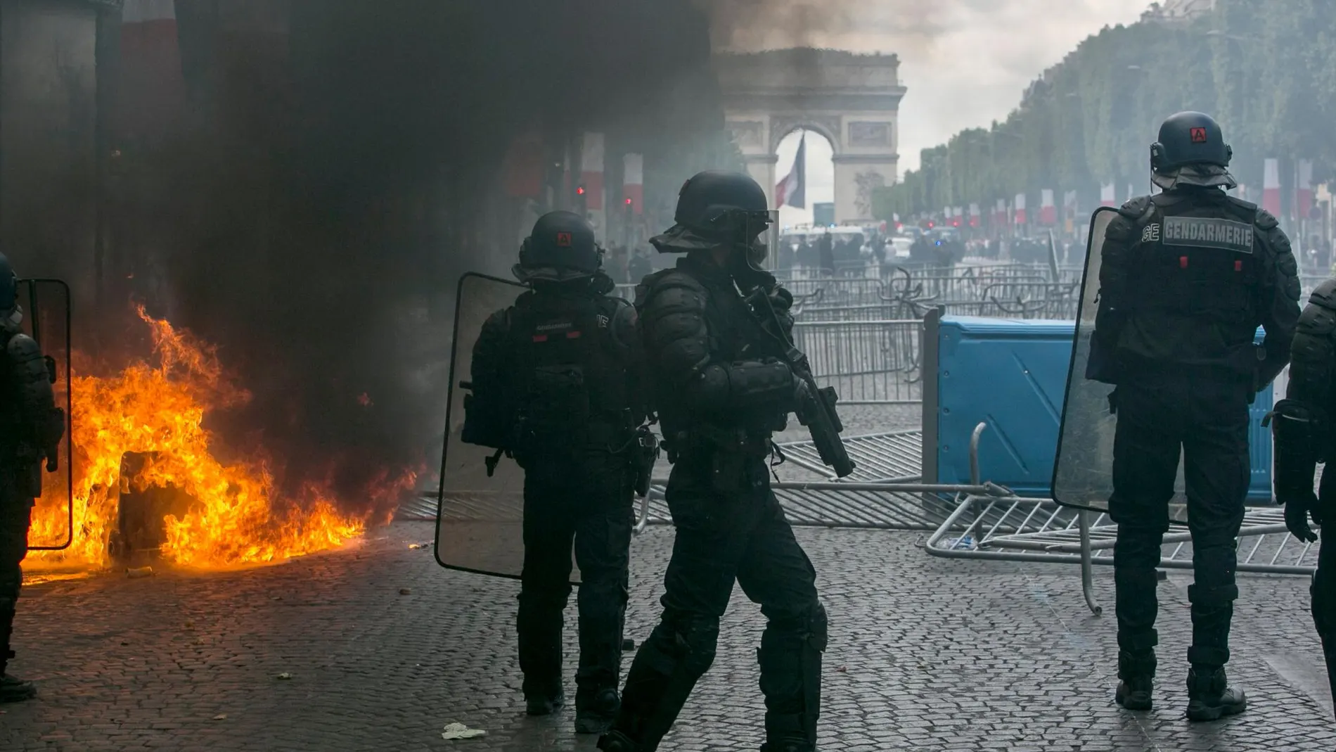 Policías, durante los disturbios hoy en los Campos Elíseos de París. (AP Photo/Rafael Yaghobzadeh)