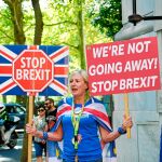 Una británica se manifesta en contra del cierre del Parlamento impuesto por el «premier» / Efe