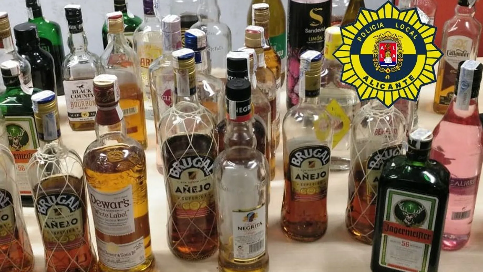 La Policía frustra un macrobotellón en Alicante y decomisa 200 litros de alcohol