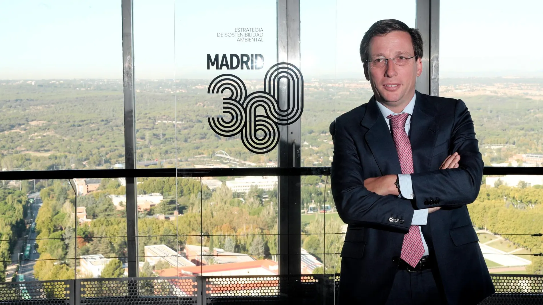 El alcalde de Madrid, José Luis Martínez-Almeida, posa junto al logo del proyecto 'Madrid 360', en el evento de presentación
