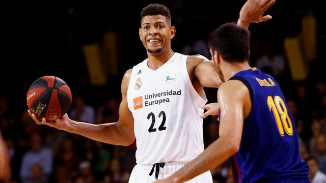Tavares y Oriola, durante el tercer partido de la final de la Acb