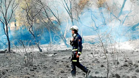 Aspecto que presentaba ayer la localidad madrileña de Cadalso de los Vídrios tras ser asolada por el fuego