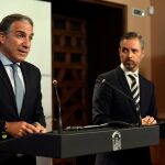 El consejero de Hacienda de la Junta, Juan Bravo, junto al portavoz Elías Bendodo, tras la reunión del Consejo de Gobierno ayer en el Palacio de San Telmo / Foto: KE-Imagen