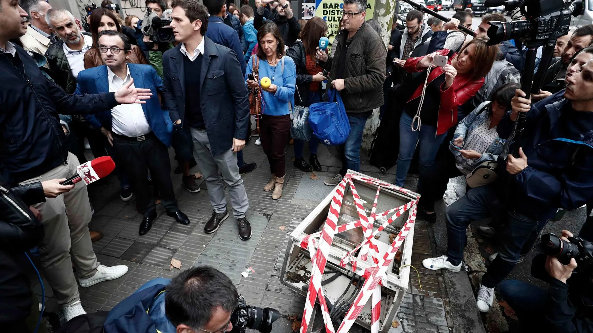 Rivera habla con los establecimientos afectados por los disturbios que se han producido los últimos días en Barcelona