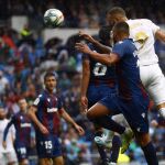 Benzema marca de cabeza el segundo gol para el Real Madrid / Foto: Alberto R. Roldán