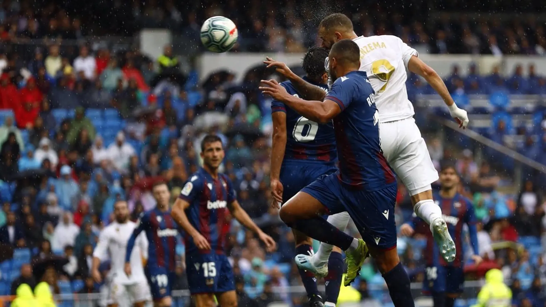 Benzema marca de cabeza el segundo gol para el Real Madrid / Foto: Alberto R. Roldán