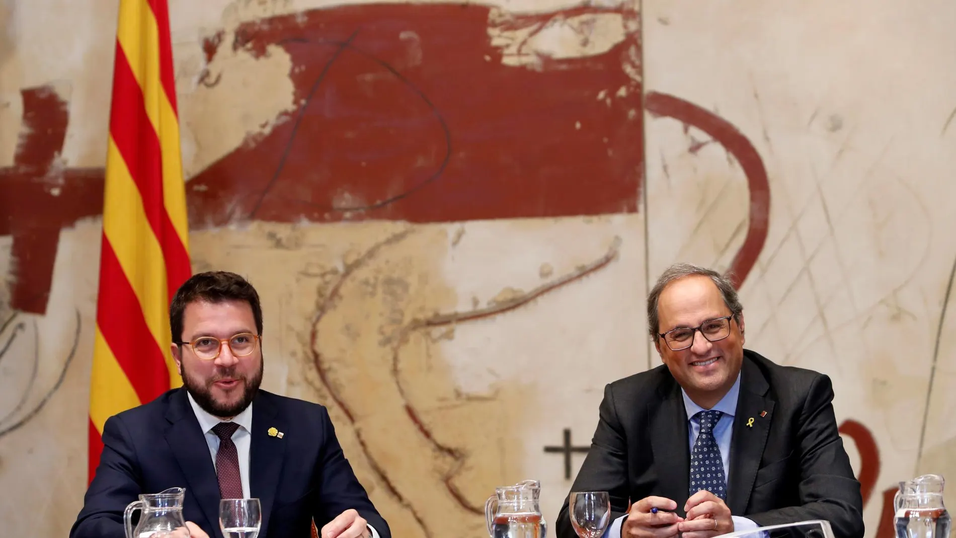 Quim Torra (dcha), presidente de la Generalitat de Cataluña, junto a su vicepresidente, Pere Aragonés