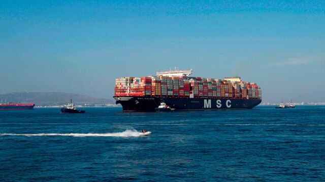 El mayor buque portacontenedores del mundo, el ‘MSC Gulsun’, capaz de cargar el doble que los primeros portacontenedores, es acompañado por varios remolcadores a su entrada en la bahía de Algeciras (Cádiz), donde permanece atracado en el muelle Juan Carlos I, dentro de su viaje inaugural / Foto: Efe