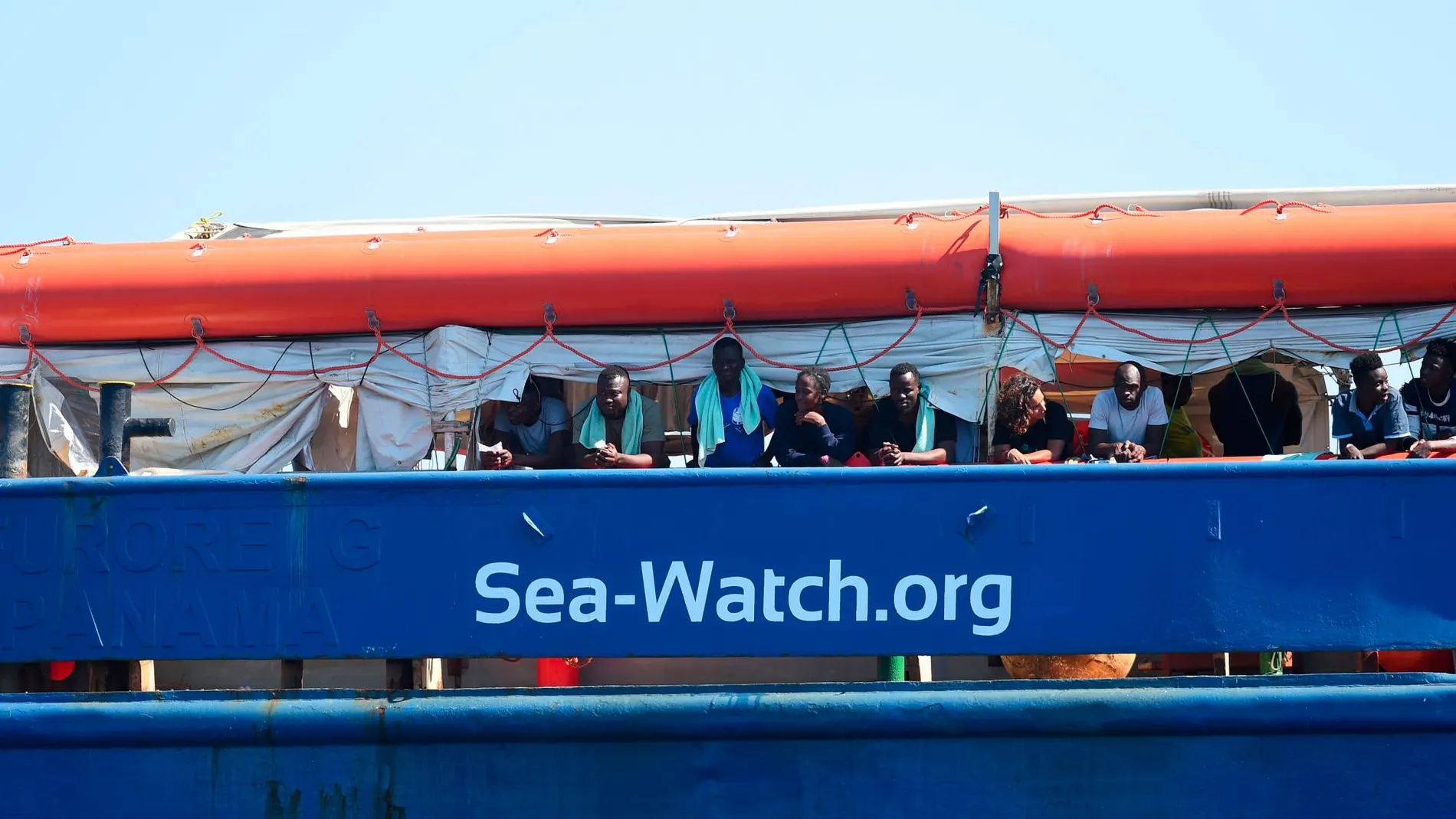 Varios de los migrantes en la cubierta del “Sea-Watch 3” en aguas próximas a Lampedusa/Reuters