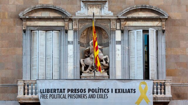 La pancarta "Libertad presos políticos y exiliados", a favor de los presos del procès, que cuelga del balcón de la Generalitat de Catalunya, este miércoles