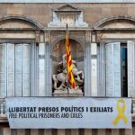 La pancarta "Libertad presos políticos y exiliados", a favor de los presos del procès, que cuelga del balcón de la Generalitat de Catalunya, este miércoles