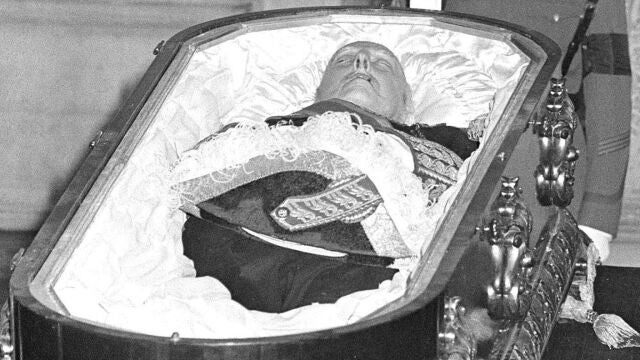 Francisco Franco en el ataúd en que fue expuesto en el Palacio Real. Reuters