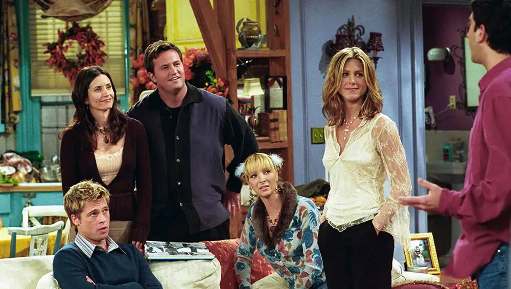 Jennifer Aniston, Brad Pitt, Courteney Cox, Matthew Perry y Lisa Kudrow en un capítulo de 'Friends'