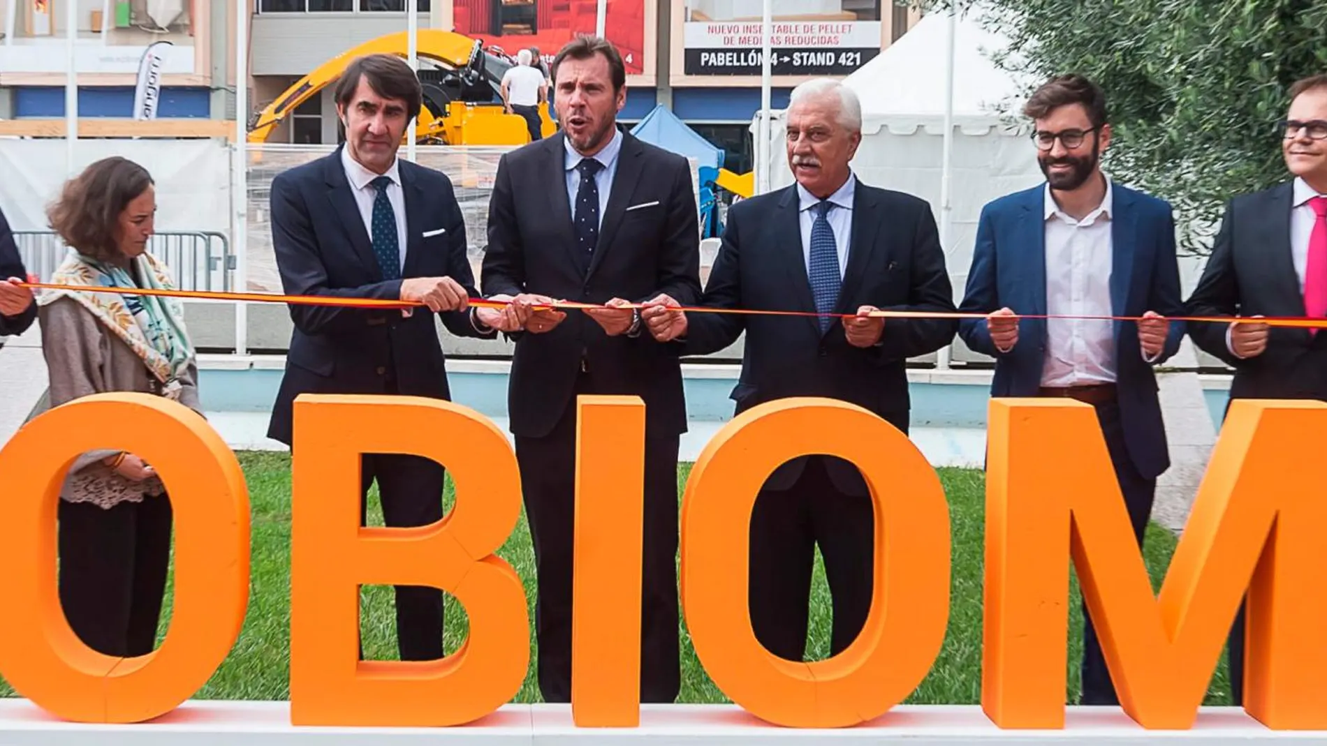 El consejero inaugura la Ferio Expobiomasa junto al alcalde de Valladolid, Óscar Puente, el presidente de Avebiom, Javier Díaz, y el director del IDAE, Joan Groizard