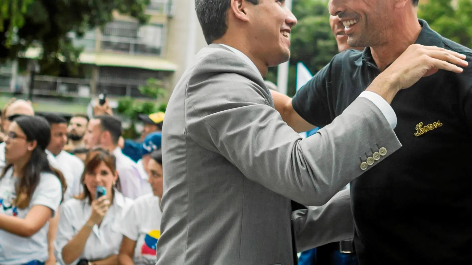 El presidente interino de Venezuela, Juan Guaidó, ayer en Caracas, con el opositor Henrique Capriles / Efe