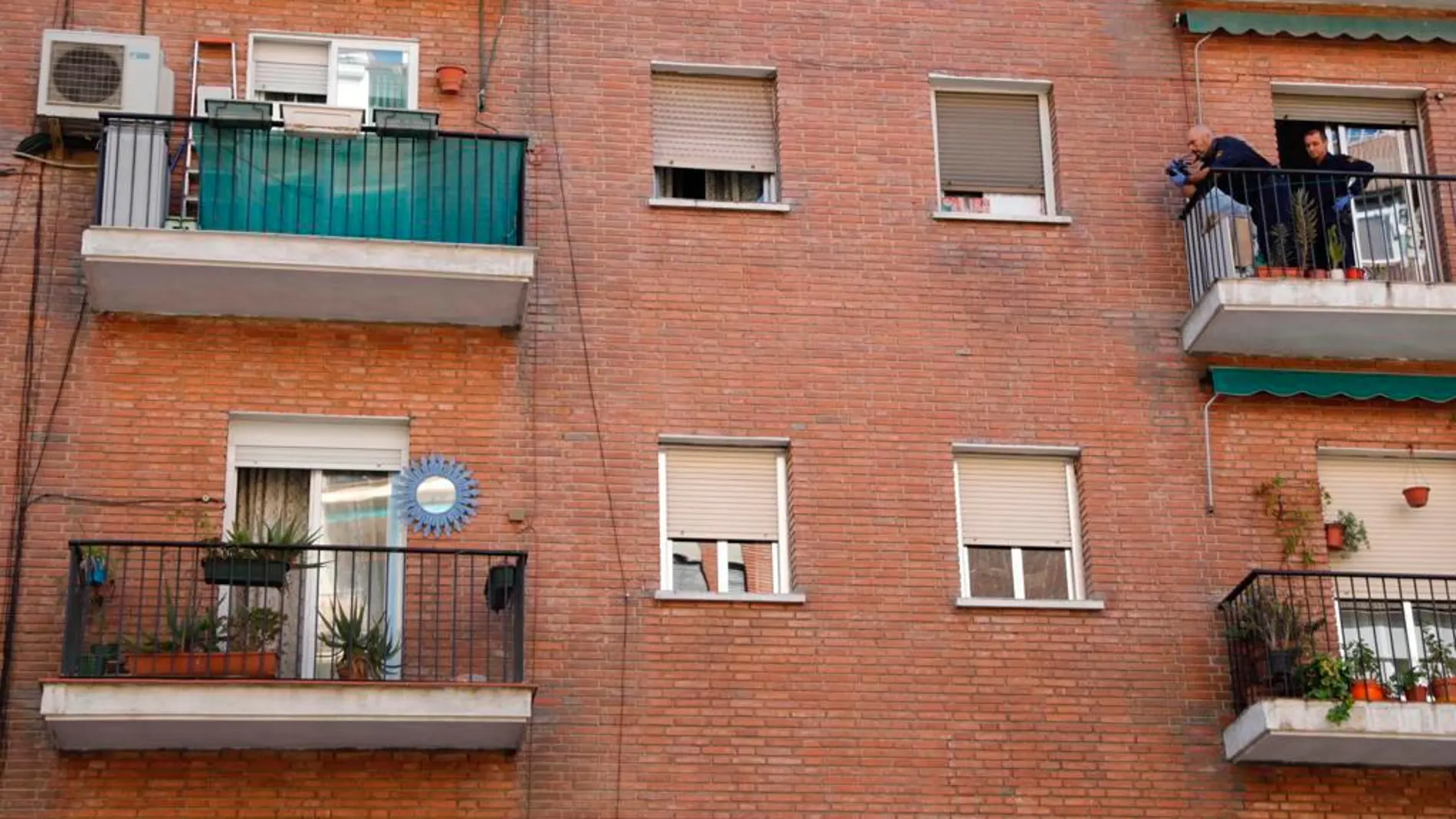La madre saltó desde la terraza en la que hay un espejo, situada en la segunda planta/Fotos: Gonzalo Pérez