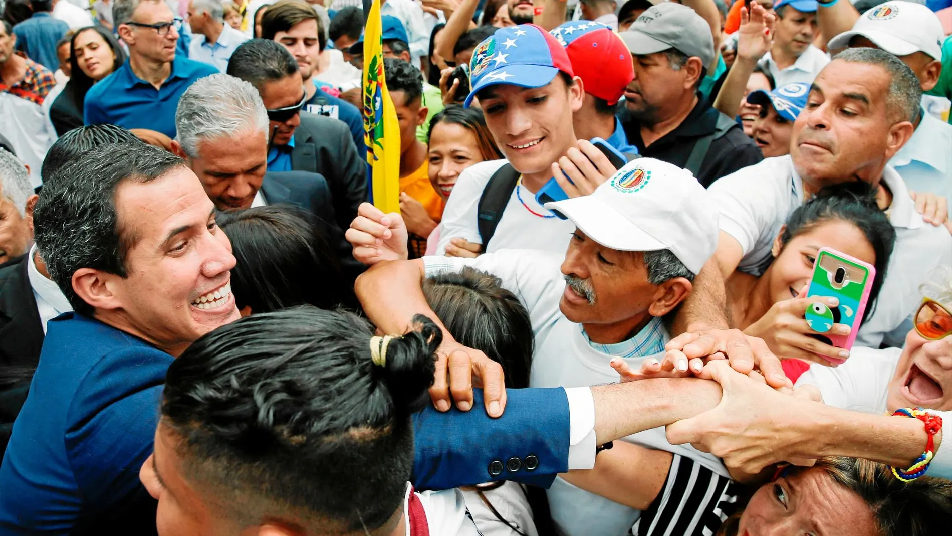 Juan Guaidó ayer durante una marcha en las calles de Caracas al cumplirse los seis meses como presidente encargado del país. Foto: Reuters