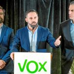 El presidente de Vox, Santiago Abascal, con el secretario general Javier Ortega Smith y el responsable del comité negociador, Iván Espinosa de los Monteros, ayer en Murcia / Efe