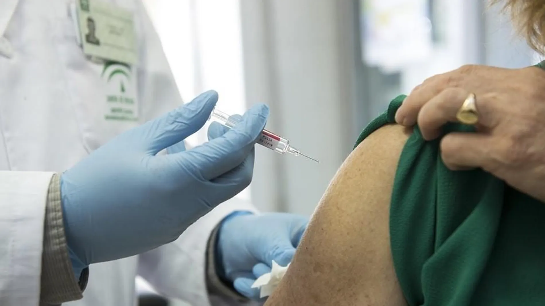 Una enfermera vacuna a una paciente / EP