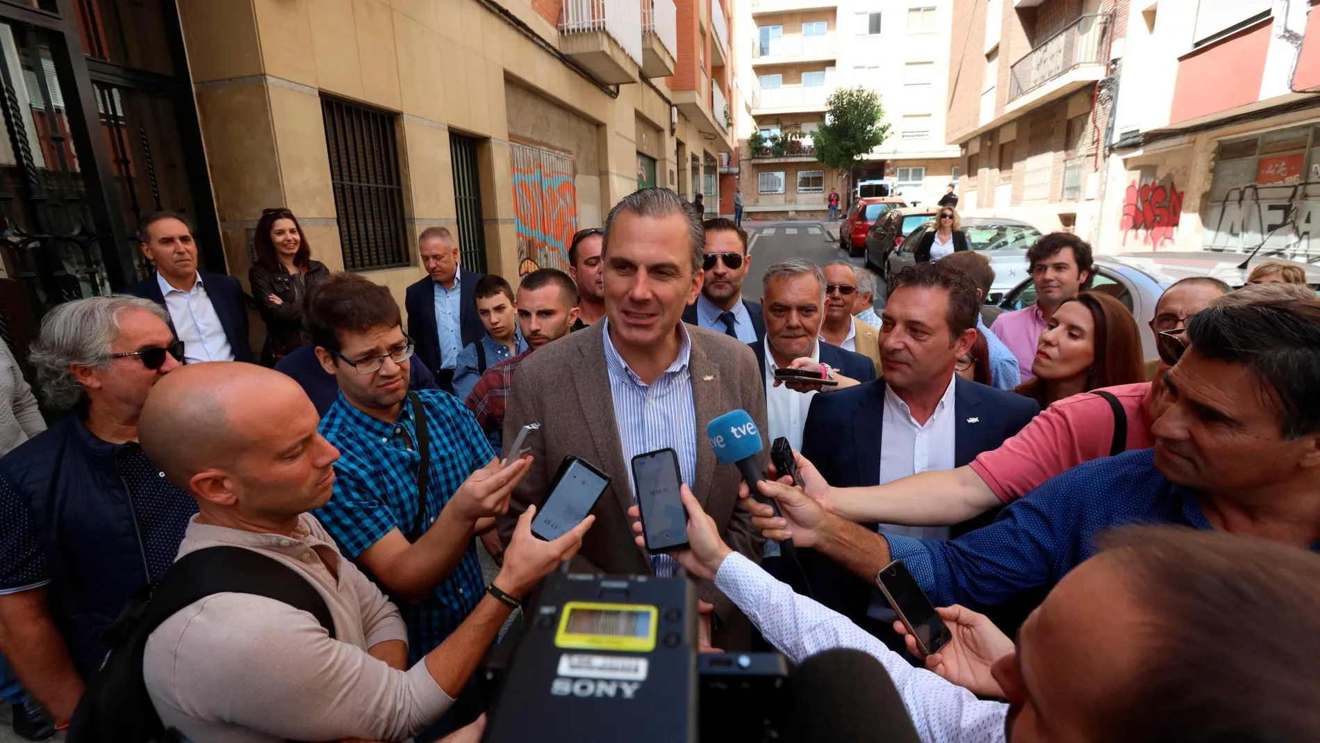 El secretario general de Vox, Javier Ortega-Smith (c), atiende a los medios durante la inauguración de la sede del partido en Salamanca
