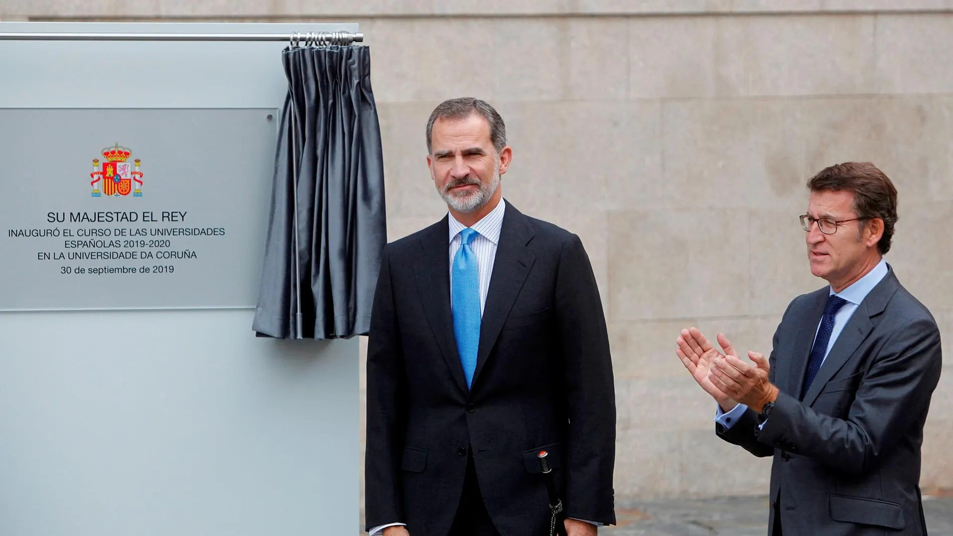 El rey Felipe VI acompañado por el presidente de la Xunta, Alberto Núñez Feijóo, durante la inauguración del curso universitario a nivel nacional