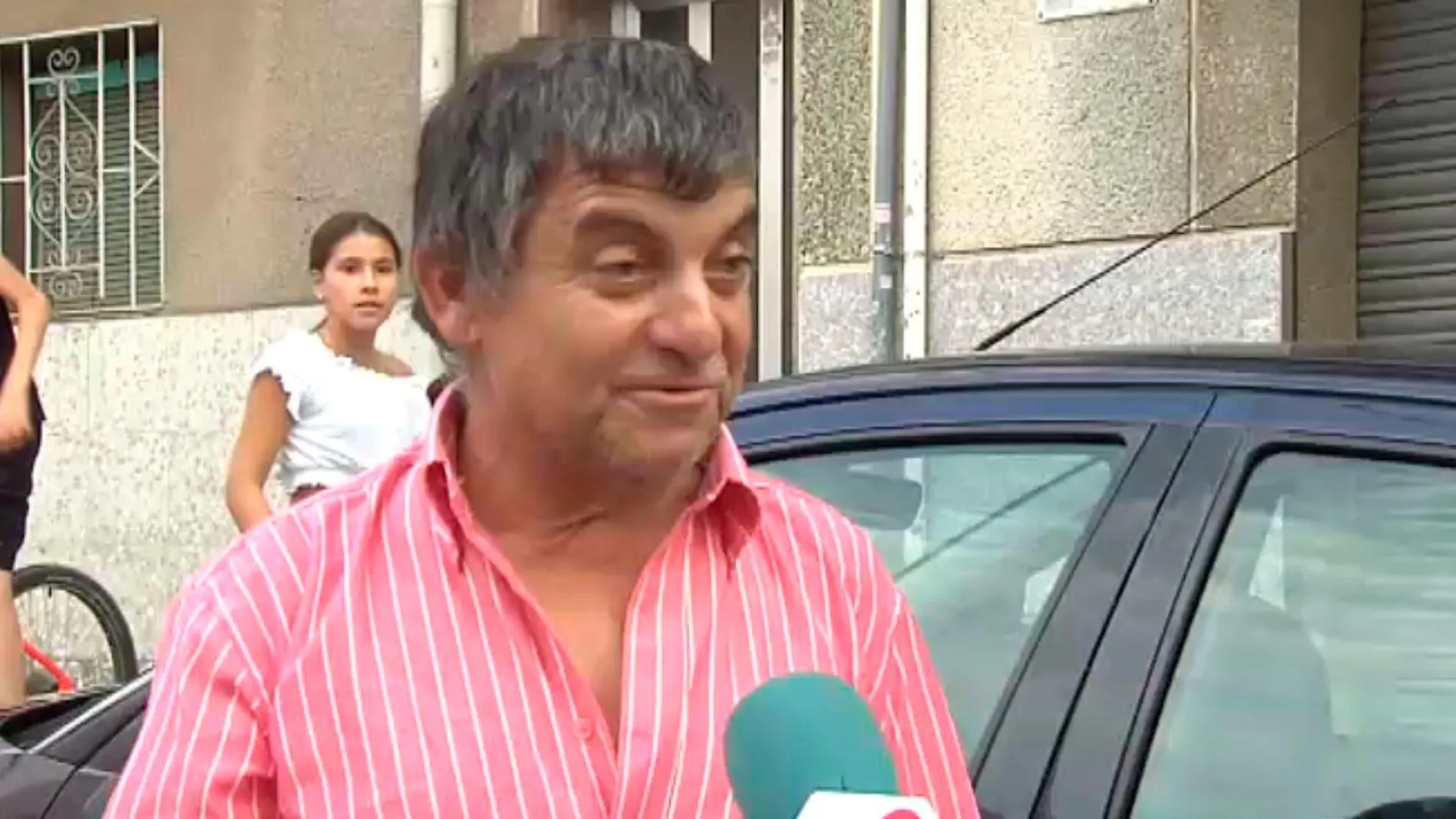 Francisco junto al coche en el que ha vivido con su hijo durante dos años/Foto: Atlas