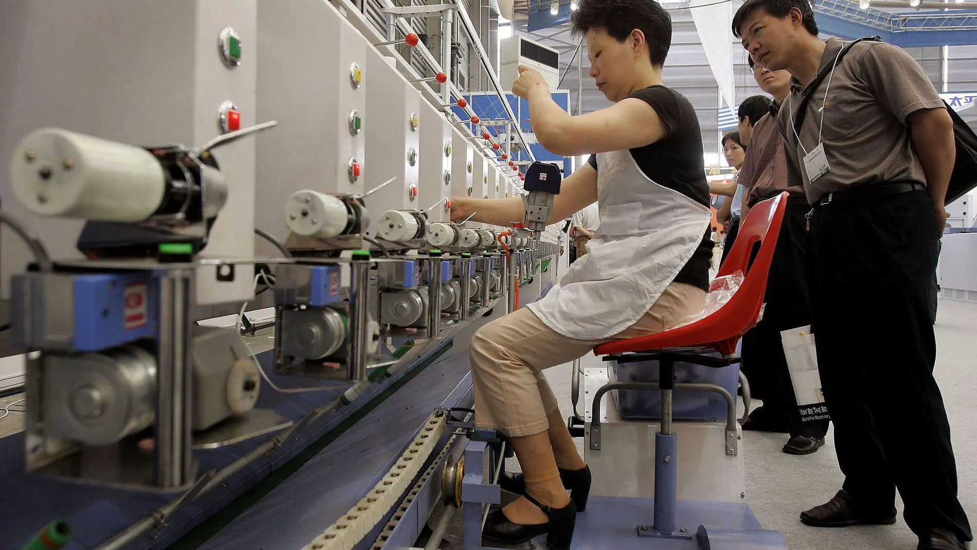 Una mujer en una fábrica textil en China