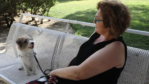 Fina, paciente con diabetes, junto a Hipo, su fiel compañero que le avisa cuando va a sufrir una hipoglucemia