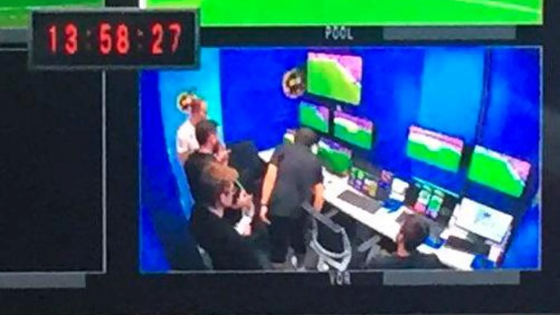 Imagen de la sala de VAR llena de gente