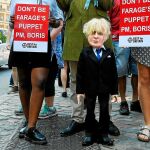 Manifestantes contrarios a Boris Johnson protestan ayer en Londres tras anunciarse su victoria en las primarias