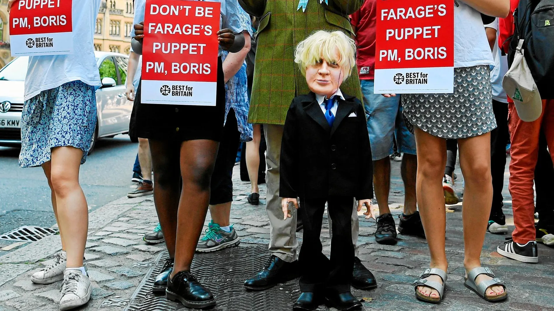 Manifestantes contrarios a Boris Johnson protestan ayer en Londres tras anunciarse su victoria en las primarias