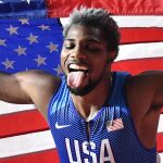 Noah Lyles celebra con la bandera estadounidense su victoria en los 200 en el Mundial de atletismo