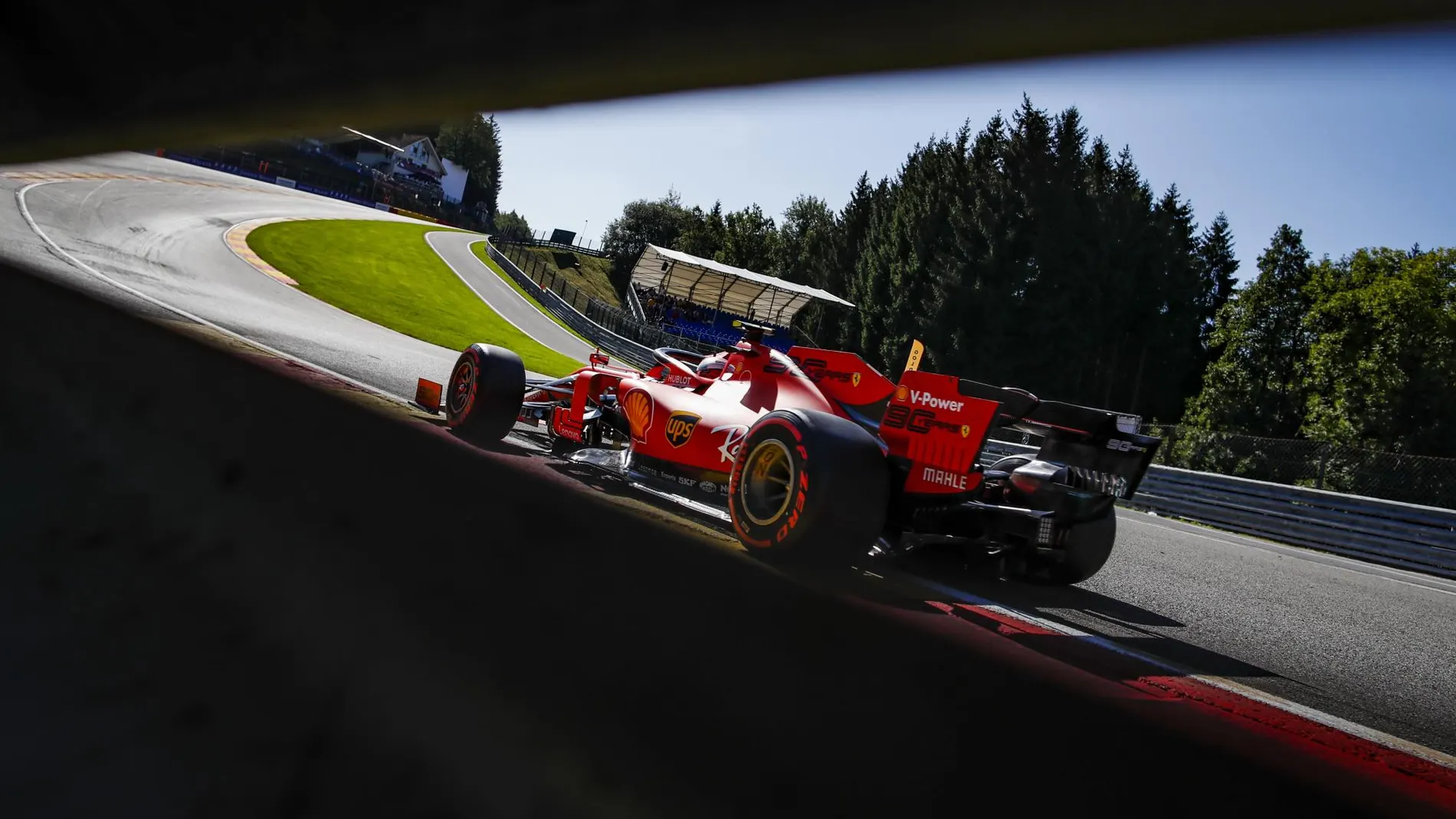 Leclerc y Ferrari vuelven a la “pole”