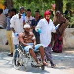 Un hombre herido es transportado al hospital de Mogadiscio