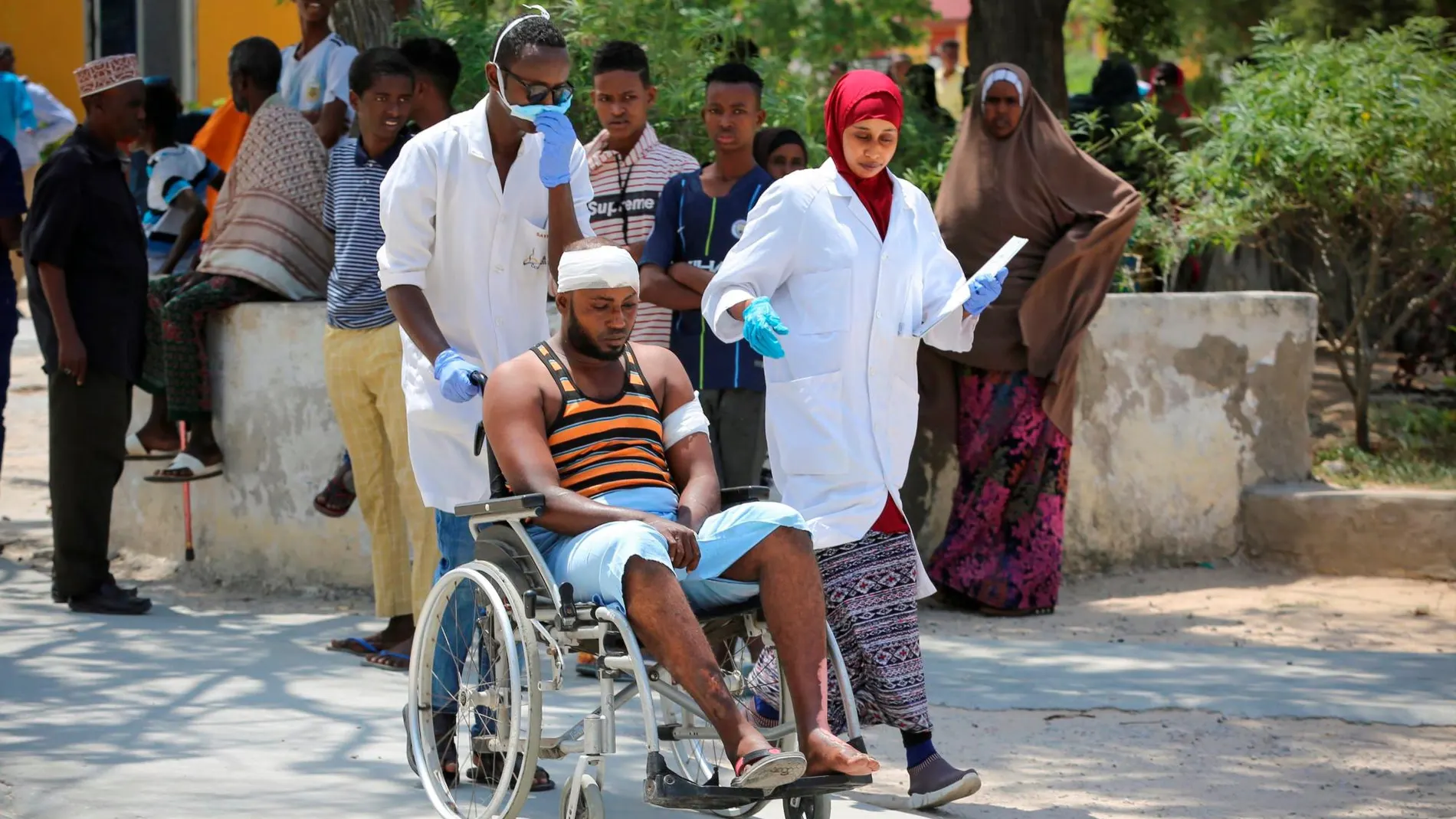Un hombre herido es transportado al hospital de Mogadiscio