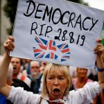Decenas de británicos protestan contra Boris Johnson, ayer/REUTERS