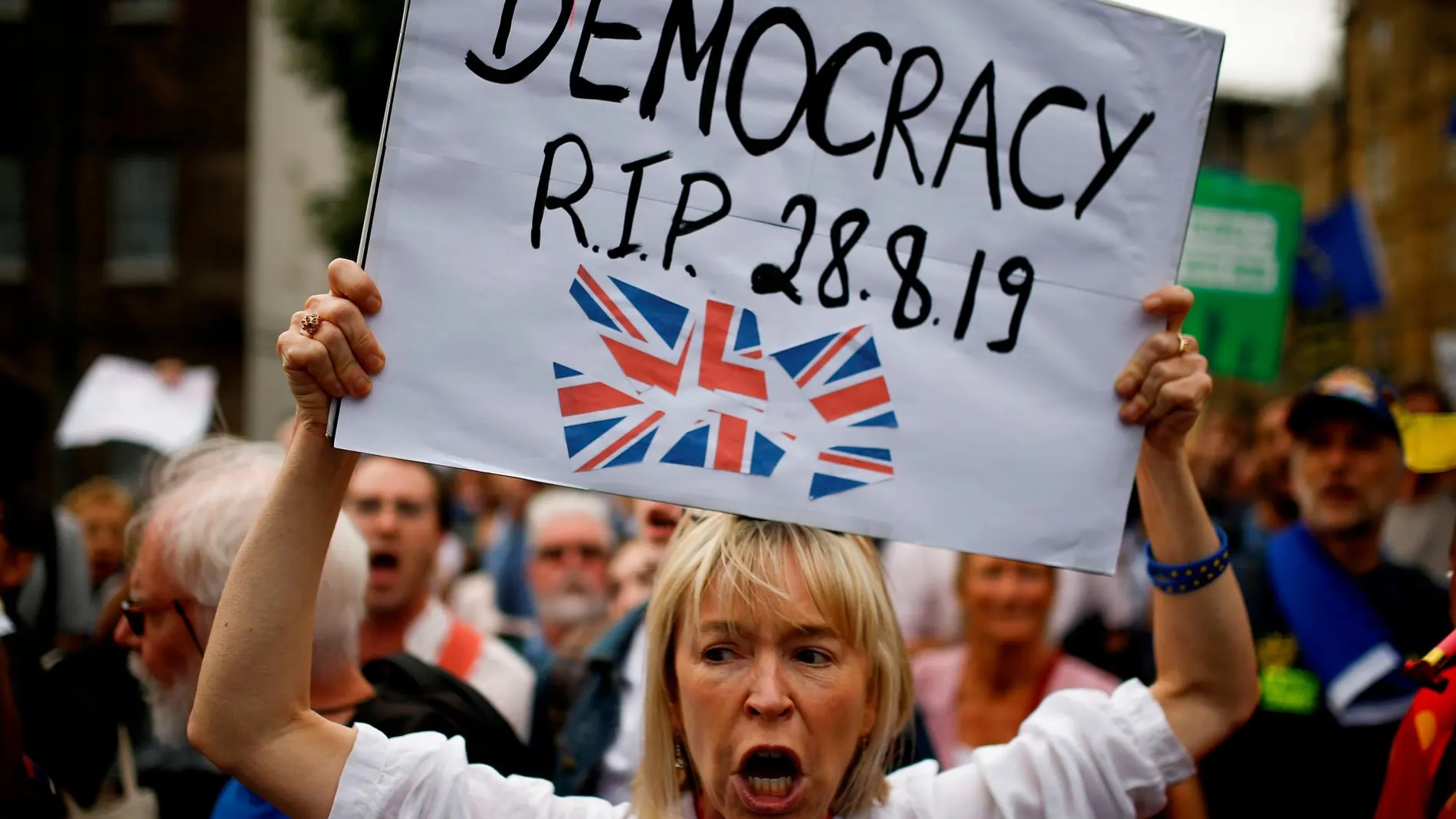 Decenas de británicos protestan contra Boris Johnson, ayer/REUTERS
