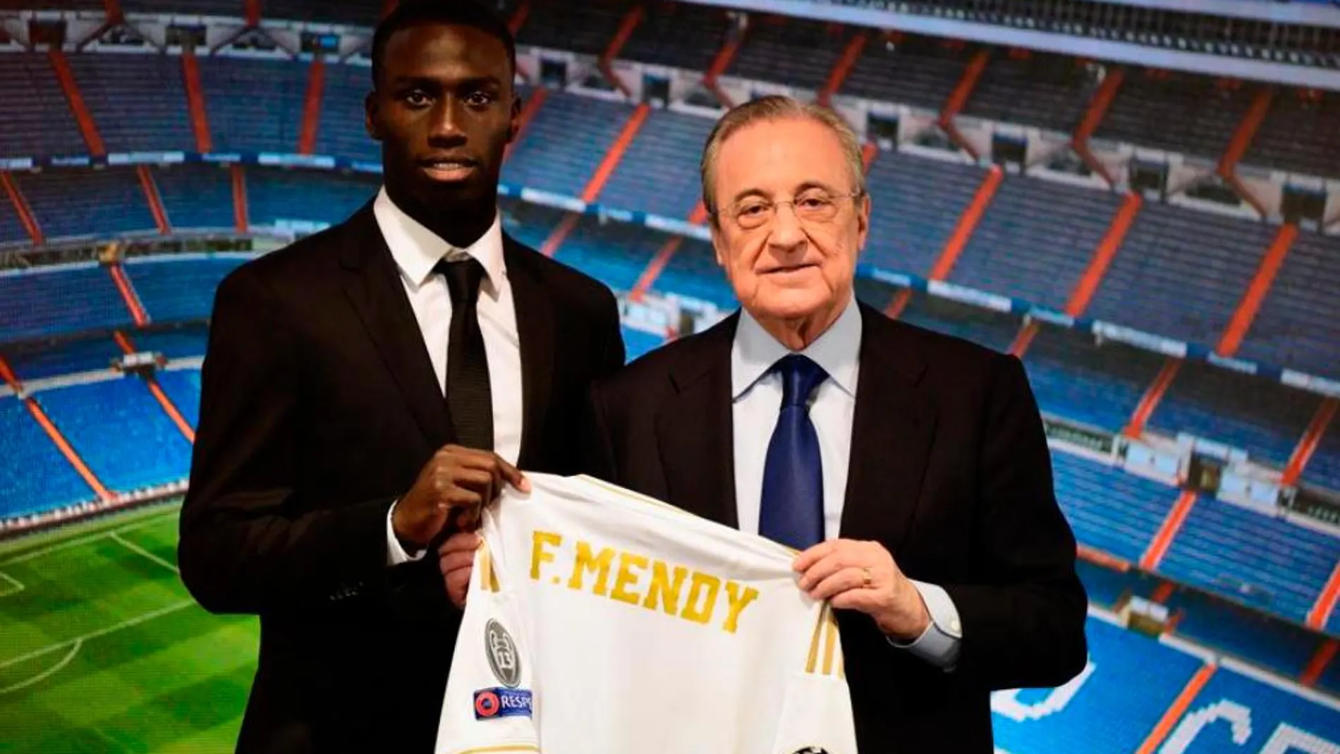 Ferland Mendy posa con Florentino Pérez