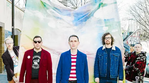 Joe Goddard (segundo por la izquierda) junto al resto de Hot Chip, que actúan en el Vida Festival y el BBK Live de Bilbao