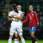 Aitana Bonmati y Marta Cardona celebran uno de los goles de España