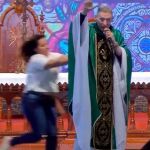 Momento en el que el sacerdote Marcelo Rossi es derribado en plena misa